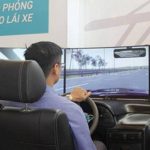 Người học lái xe ô tô phải leo núi, đường cao tốc trên cabin điện tử